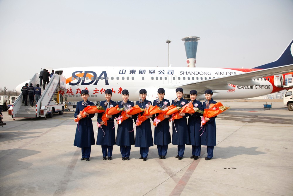众空姐与“美德山东·东阿阿胶号”飞机合影.jpg