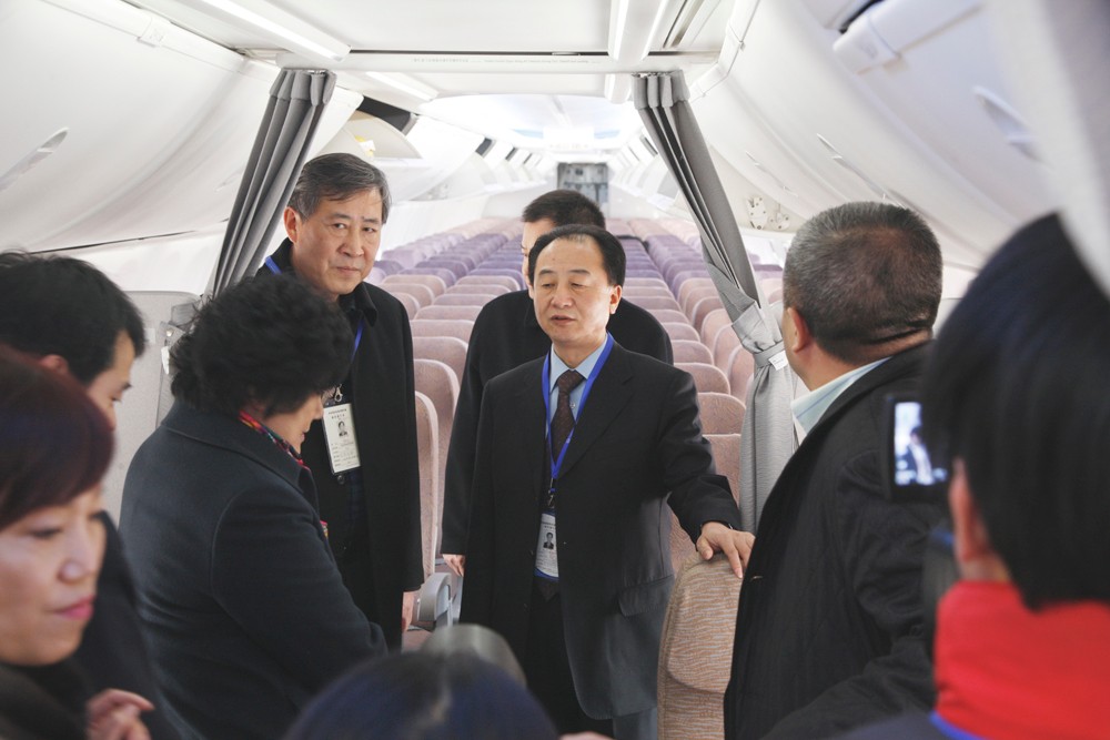 到场领导参观“美德山东·东阿阿胶号”飞机机舱.jpg
