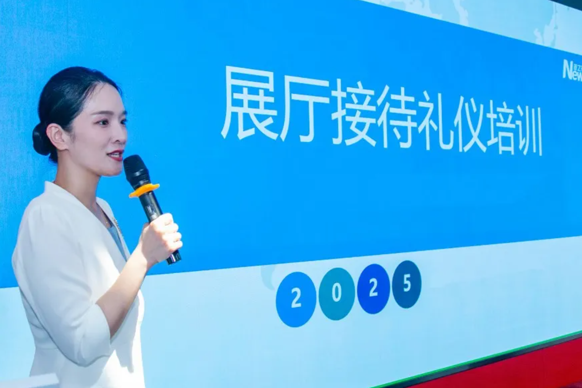 山东博物馆·南北极探索中心举行礼仪培训，以航空服务标准礼迎宾客